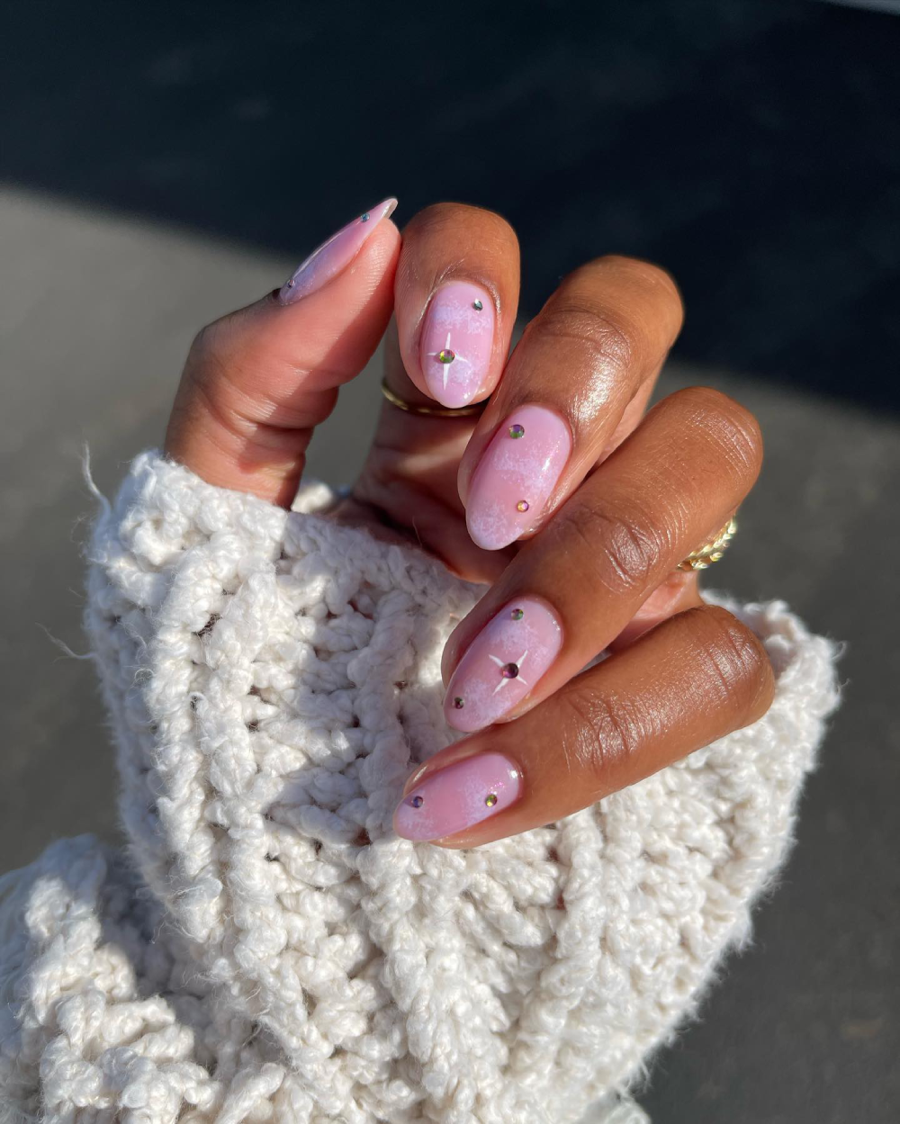 рожевий манікюр зі стразами