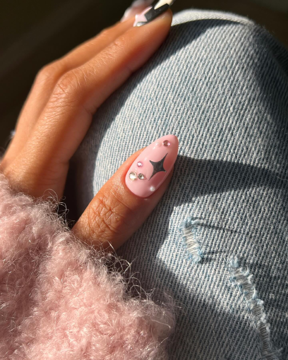 манікюр з перлами і стразами