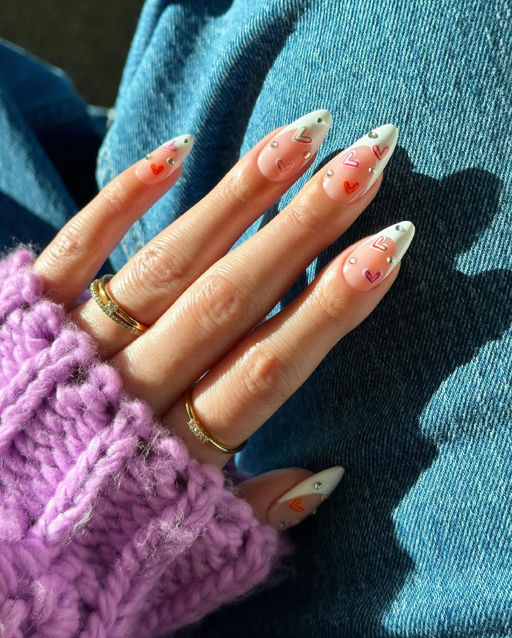 манікюр з сердечками і стразами