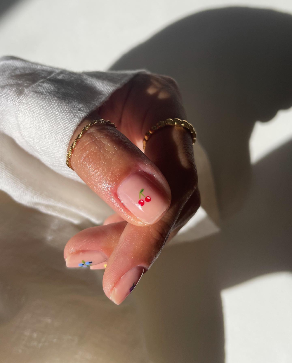 манікюр з вишнями на короткі нігті