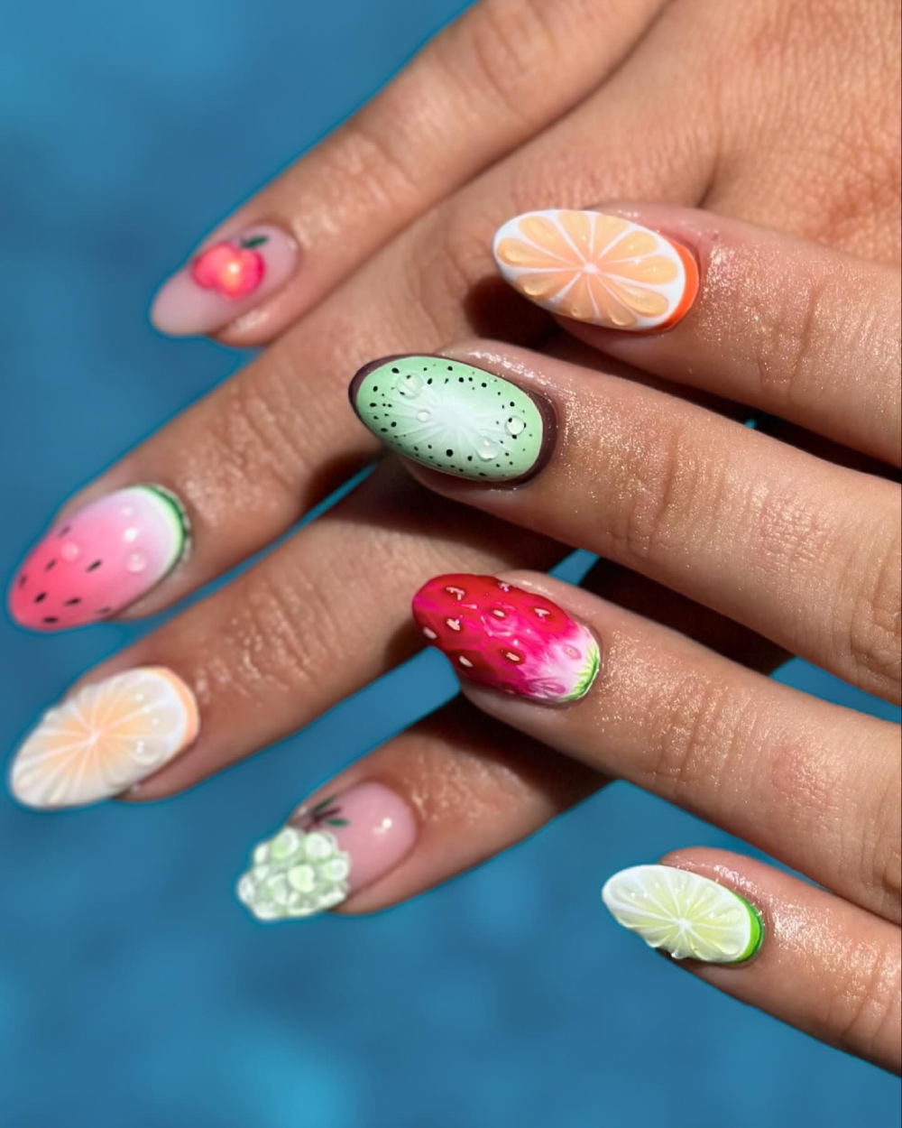 яскравий манікюр з фруктами на літо