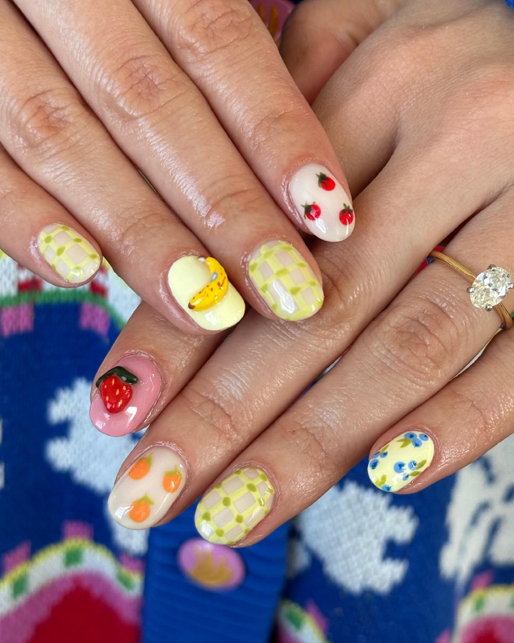 різнокольоровий манікюр з фруктами
