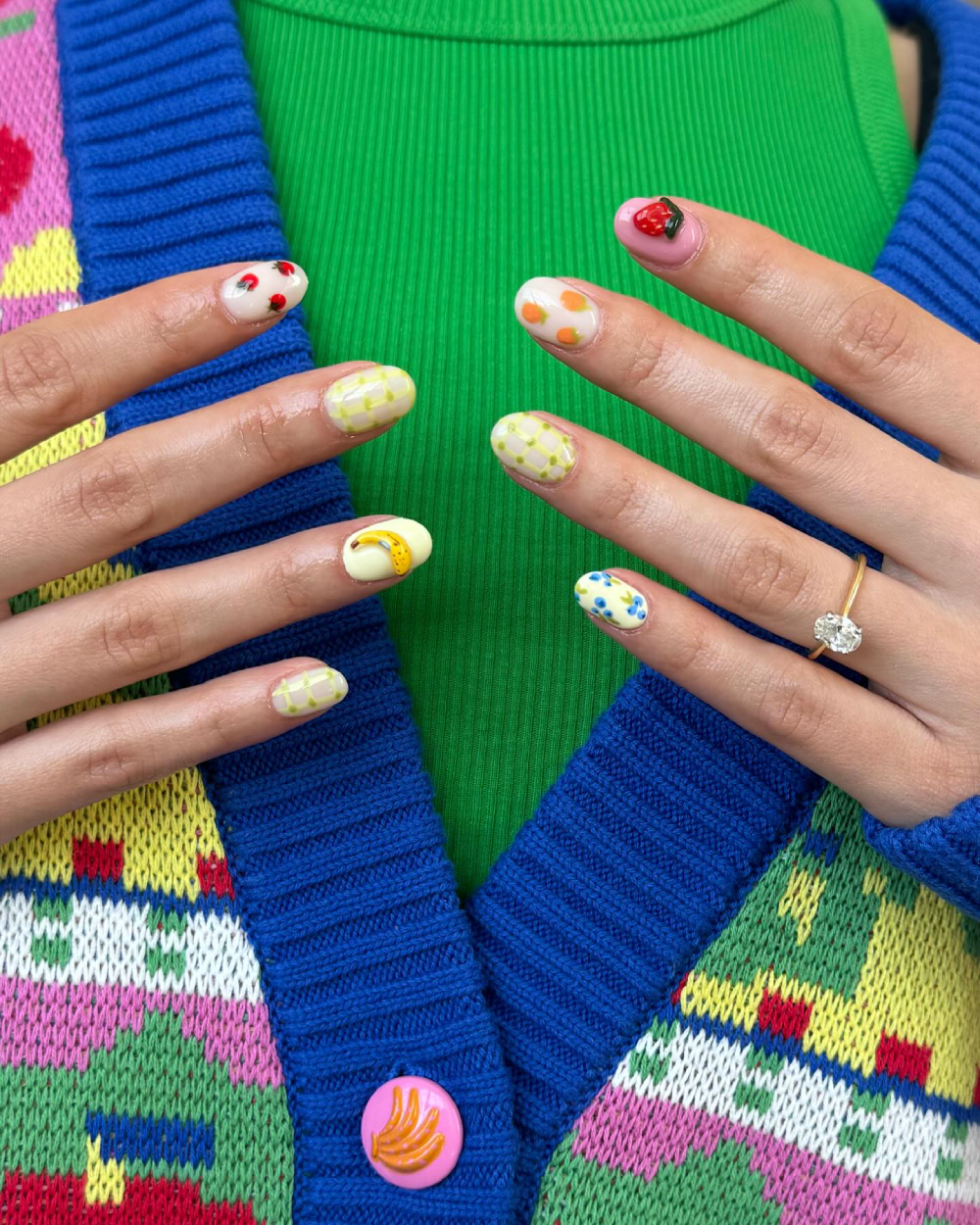 ефектний манікюр з фруктами