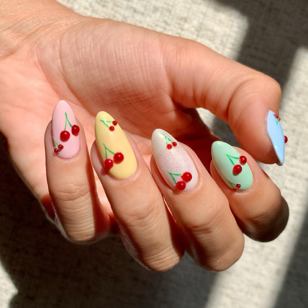 3D манікюр з вишнями