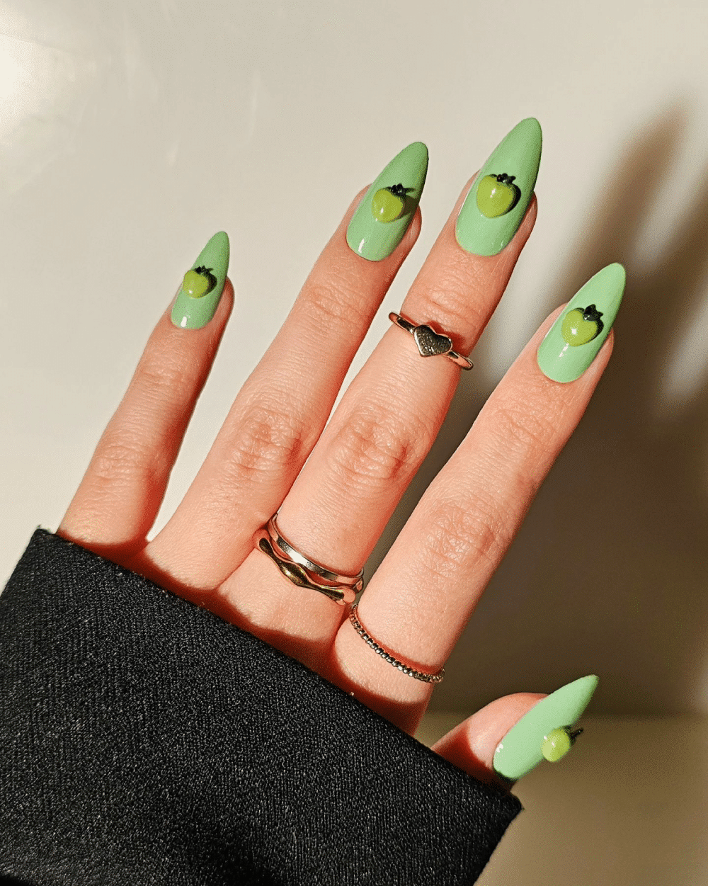 манікюр з яблуками 3D