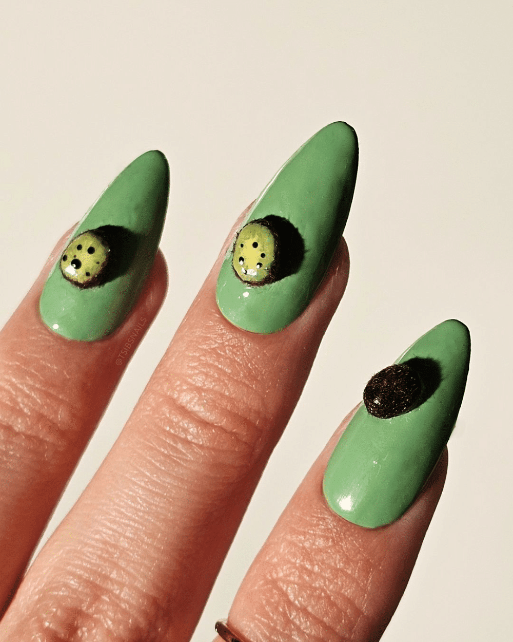 3D манікюр з ківі